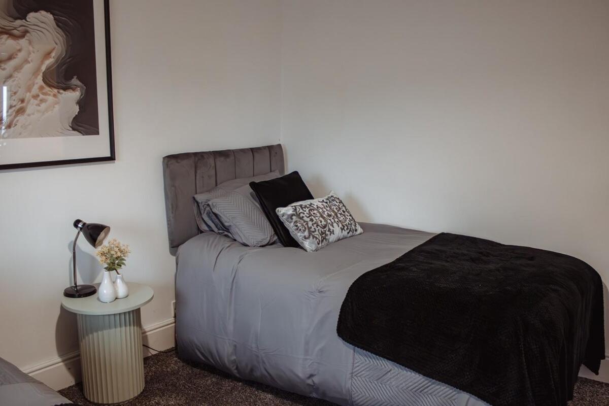 Spacious & Modern 8-Bed Home - Sleeps 13 - Parking Horsforth Exteriör bild